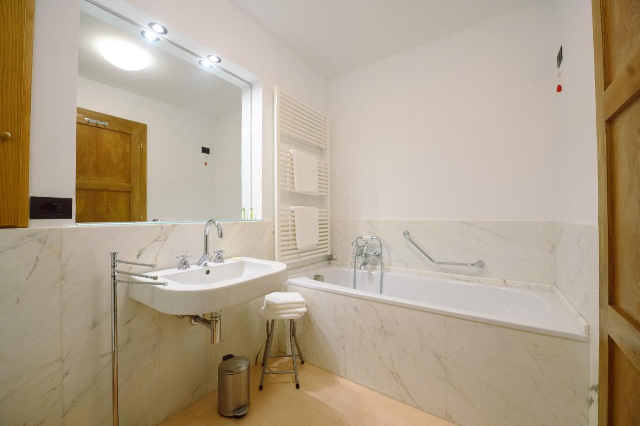 לוקה Palazzo Froussard B&B And Living מראה חיצוני תמונה